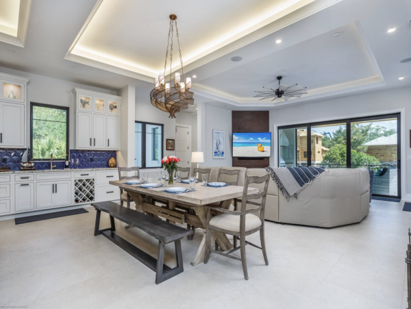 Luxurious Vacation Pool Home in Siesta Key 5 min walk to beach